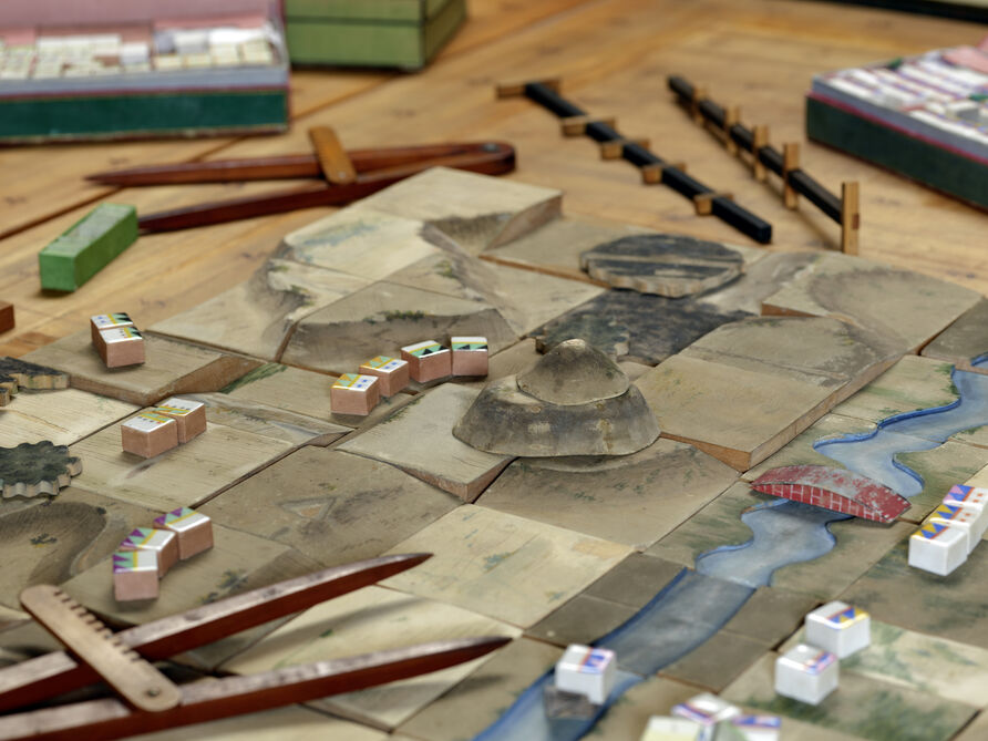 Domänen- und Kriegsrat Georg Leopold Baron von Reisswitz, Kommode „Taktisches Kriegs Spiel" für Friedrich Wilhelm III., 1812 (Detail): Spielsteine aus Porzellan stellen militärische Einheiten da, ihre Farbgebung repräsentiert die jeweilige Waffengattung.