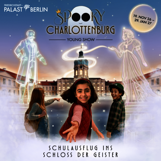 Drei Kinder vor Schloss Charlottenburg, rechts und links von ihnen schemenhaft ein Mann und eine Frau in historischer Kleidung: Werbeplakat für das Stück Spooky Charlottenburg