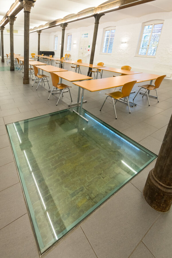 Schloss Glienicke – Kavalierflügel Workshop-Bestuhlung, im Vordergrund Sichtfenster zum ehemaligen Ziegelfußboden © SPSG