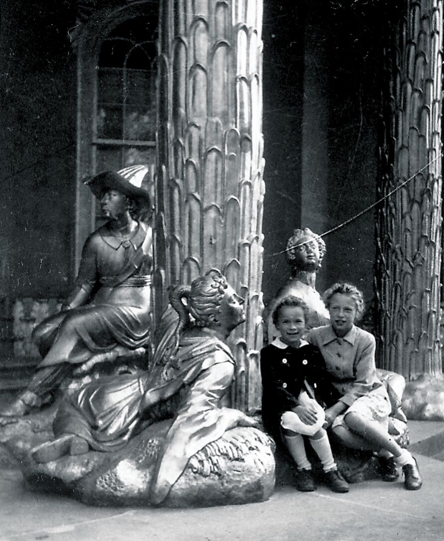 Ina W. mit ihrer Schwester am Chinesischen Haus