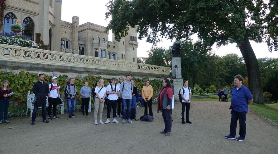 Unterwegs im Grünen Klassenzimmer: Schülerinnen und Schüler des Bertha-von-Suttner-Gymnasiums beim ersten Informationsrundgang im September 2020 vor dem Schloss Babelberg