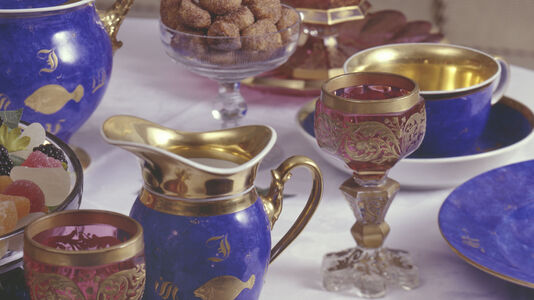 Teile eines Kaffee- und Teeservices der KPM Berlin mit goldenem Butt-Motiv für Friedrich Wilhelm IV.