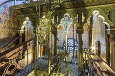 Innenansicht des mit bunten Ornamenten verzierten Maschinenraums des Dampfmaschinenhauses in Potsdam 