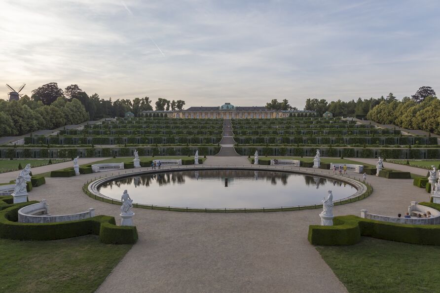 Park Sanssouci, Große Fontäne, im Hintergrund Schloss Sanssouci mit den Weinbergterrassen 