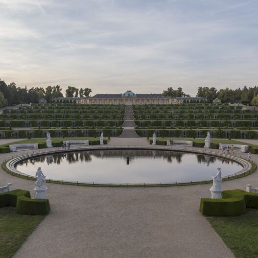 Park Sanssouci, Große Fontäne, im Hintergrund Schloss Sanssouci mit den Weinbergterrassen 