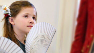 Zu Gast beim König: Höfische Tänze und prächtige Kostüme