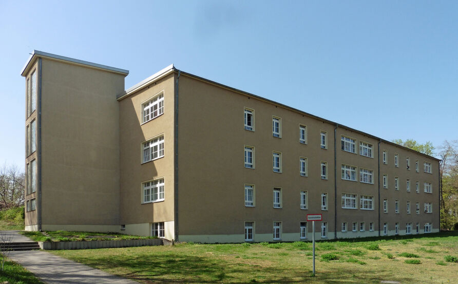 Studierendenwohnheim im Park Babelsberg, Gesamtansicht von hinten