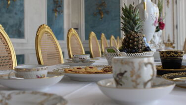 Teegenuss beim König: Von der kolonialen Plantage an die königliche Tafel
