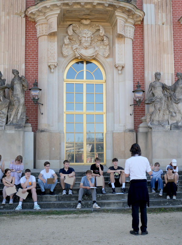 Schüler:innen am Neuen Palais, auf der Treppe