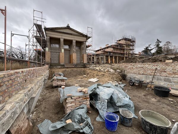 Römische Bäder, Blick über die Wasserterrasse auf den Teepavillon und das Gärtnerhaus