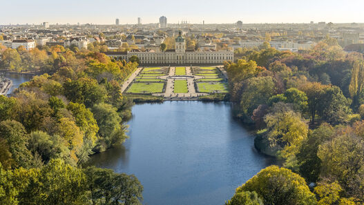 Schlossgarten Charlottenburg, Blick über den Karpfenteich und das Parterre auf das Schloss