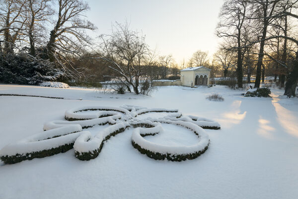 Schlossgarten Glienicke im Schnee mit Kleiner Neugierde im Hintergrund