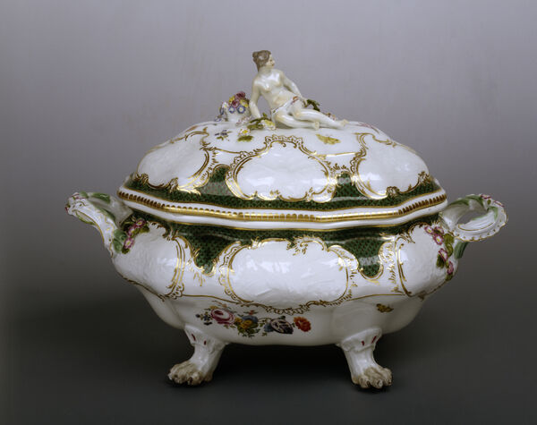 Meißen: Deckel und Terrine für eine Terrine aus dem Service mit preußisch-musikalischem Dessin mit grünen Schuppen für Friedrich II., Meißen, 1760/61