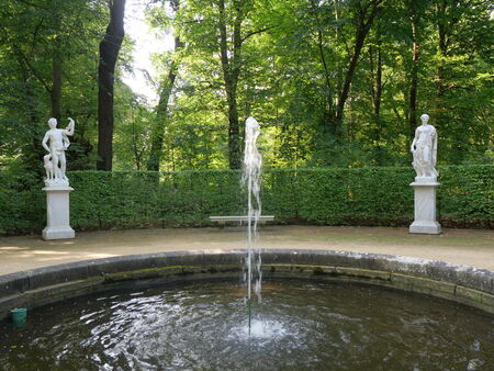 „Froschfontäne“ mit Skulpturen Adonis mit Hund und Jagdfalken und Flora mit Kranz