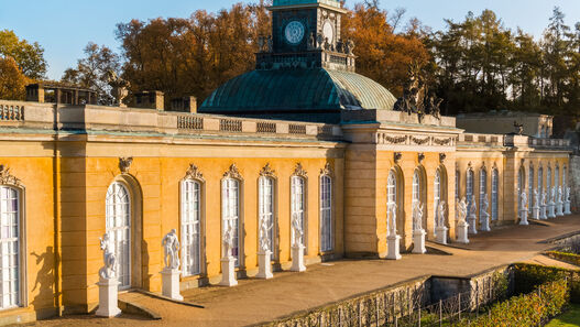 Marmorfiguren vor den Neuen Kammern im Park von Schloss Sanssouci