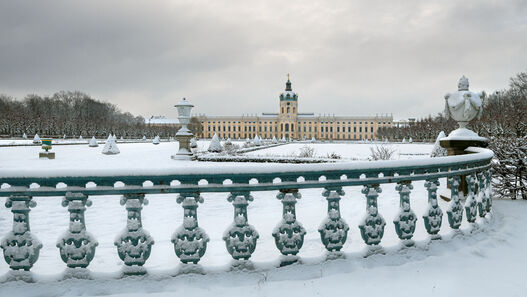 Schloss Charlottenburg, Blick von den Einfriedungen nahe des Karpfenteichs hin zum Schloss, im Winter