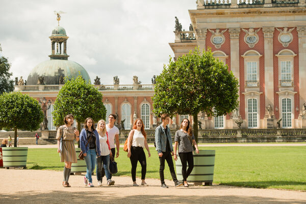 Schüler:innen am Neuen Palais