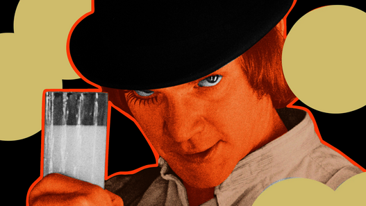 A Clockwork Orange © Warner Bros A Clockwork Orange: Ein junger Mann mit Melone prostet mit einem Glas Milch in die Kamera