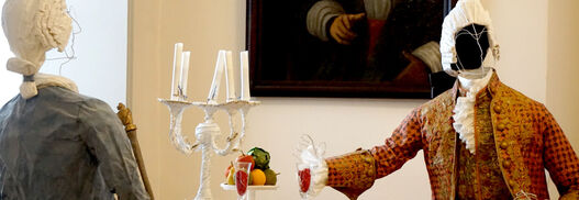 Papierfigurinen von Isabelle de Borchgrave im Schloss Königs Wusterhausen