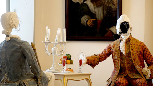 Papierfigurinen von Isabelle de Borchgrave im Schloss Königs Wusterhausen