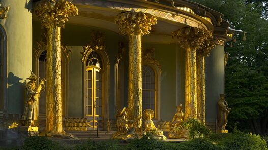 Blick auf die Vorhalle des Chinesischen Hauses mit goldenen Säulen und Figuren