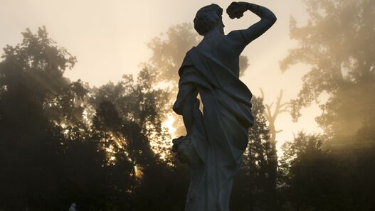 Skulptur im Lustgarten Rheinsberg im Morgennebel