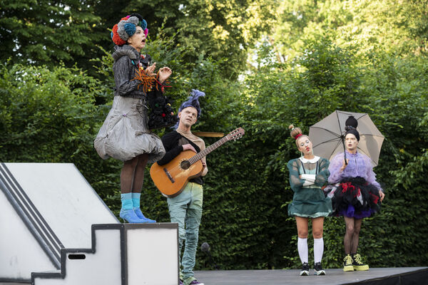 Tartuffe: Camilla Hiepko, Arne Assmann, Hannah Prasse, Felix Isenbügel