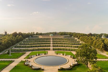 Blick über die Terrassen und die große Fontäne auf das Schloss Sanssouci