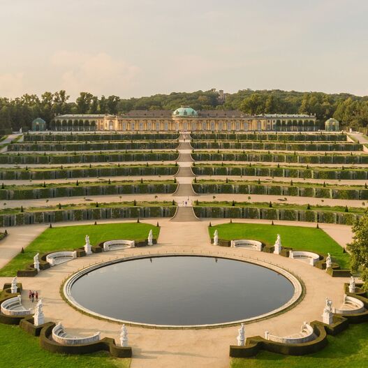 Blick über die Terrassen und die große Fontäne auf das Schloss Sanssouci