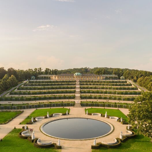 Blick über die Terrassen und die große Fontäne auf das Schloss Sanssouci