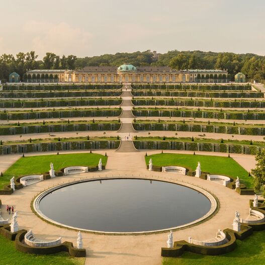 Blick über die Terrassen und die große Fontäne auf das Schloss Sanssouci