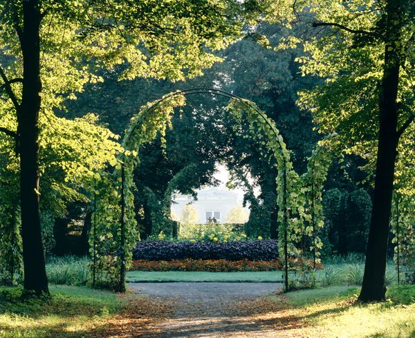 Hippodrom im Park Sanssouci, Blick auf die Westfassade des Schlosses Charlottenhof
