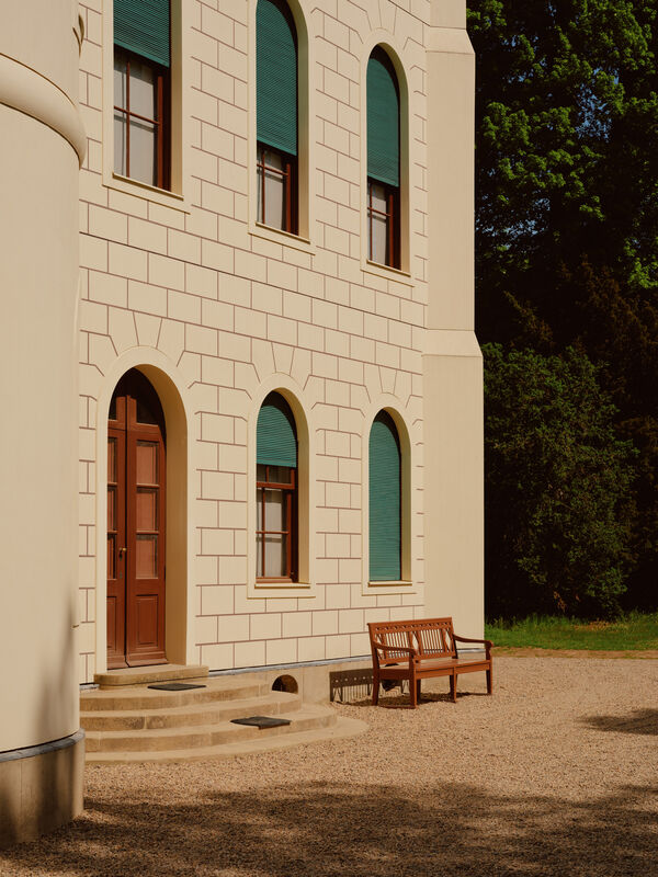 Schloss Pfaueninsel, Eingang mit Bank