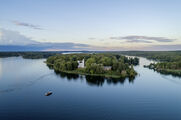 Pfaueninsel, Luftaufnahme, Blick auf die südwestliche Seite der Insel mit Schloss und Schweizerhaus, rechts im Bild der Fähranleger