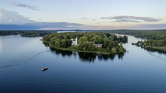 Pfaueninsel, Luftaufnahme, Blick auf die südwestliche Seite der Insel mit Schloss und Schweizerhaus, rechts im Bild der Fähranleger