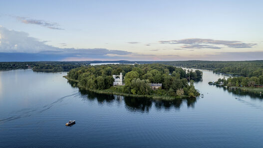 Pfaueninsel, Luftaufnahme, Blick auf die südwestliche Seite der Insel mit Schloss und Schweizerhaus, rechts im Bild der Fähranleger