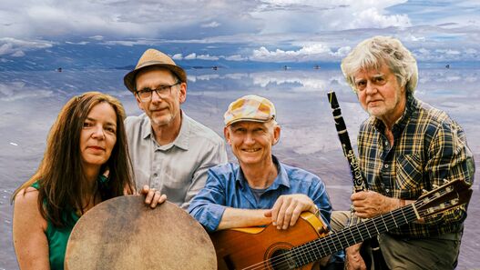 Blauer Himmel mit weißen Wolken