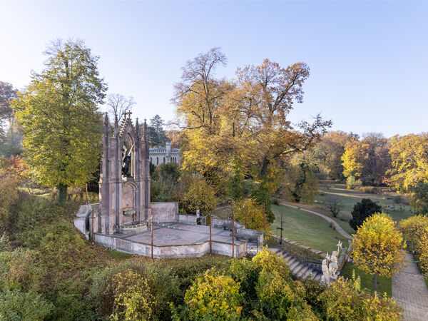 Park Babelsberg, Michaelsdenkmal, Luftaufnahme im Herbst