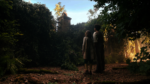 The-Secret-Garden © Katholische Medienzentrale The Secret Garden: Zwei Kinder von hinten, die vor einem hohen, zugewachsenen Zaun stehen
