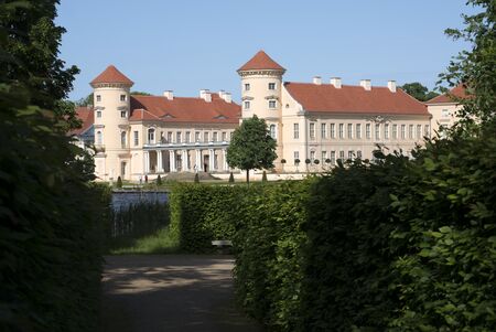 Schloss Rheinsberg, Blick seitlich vom Lustgarten auf das Schloss