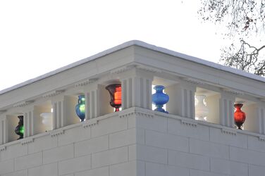 Bunte Glasvasen am Stibadium im Paradiesgarten von Park Sanssouci