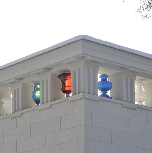 Bunte Glasvasen am Stibadium im Paradiesgarten von Park Sanssouci