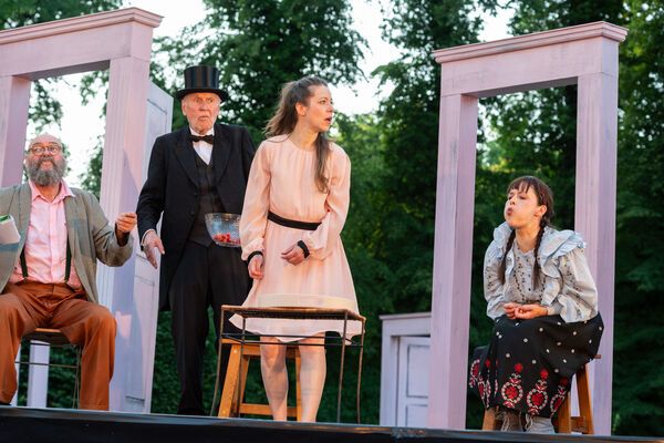 Theater Poetenpack, Der Kirschgarten, Teo Vadersen Willi Händler, Alexandra Johannknecht und Marie Luise Stahl © Marcus Lieberenz Theater Poetenpack, Szenenbild der Aufführung „Der Kirschgarten“ mit Teo Vadersen Willi Händler, Alexandra Johannknecht und Marie Luise Stahl