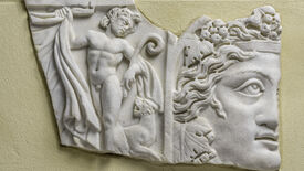 Unbekannter Künstler der Antike: Sarkophagdeckelfragment, Satyr, Maske des Dionysos, Rom, 3. Viertel 3. Jh. (gallienisch), an der Ostwand der Kleinen Neugierde im Schlossgarten Glienicke © SPSG / Daniel Lindner Der Antike nachspüren