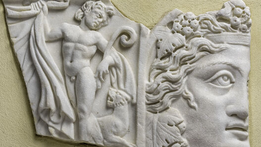 Unbekannter Künstler der Antike: Sarkophagdeckelfragment, Satyr, Maske des Dionysos, Rom, 3. Viertel 3. Jh. (gallienisch), an der Ostwand der Kleinen Neugierde im Schlossgarten Glienicke