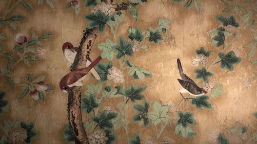 Schloss Rheinsberg, Detail der originalen chinesischen Papiertapete aus dem 18. Jahrhundert in der Chinesischen Kammer mit Blütenzweigen und Vögeln