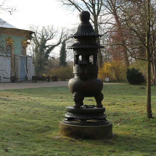 Räuchergefäß auf der Wiese nahe dem Chinesischen Haus im Park Sanssouci