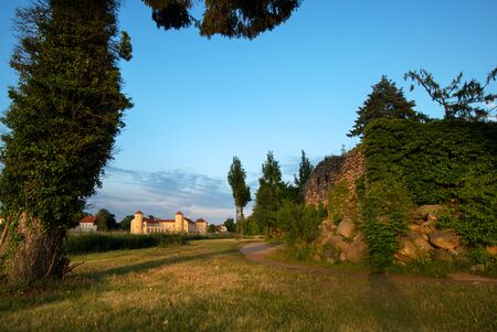Lustgarten Rheinsberg, Blick an der Feldsteingrotte vorbei zum Schloss