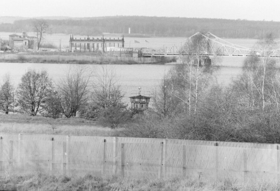 Ufer Park Babelsberg mit Wachturm und Blick auf Glienicker Brücke, 1989