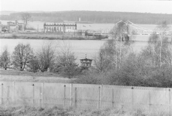 Ufer Park Babelsberg mit Wachturm und Blick auf Glienicker Brücke, 1989